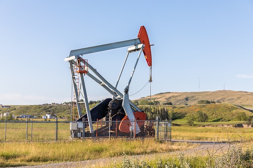 Une image d’un derrick de pétrole en Alberta